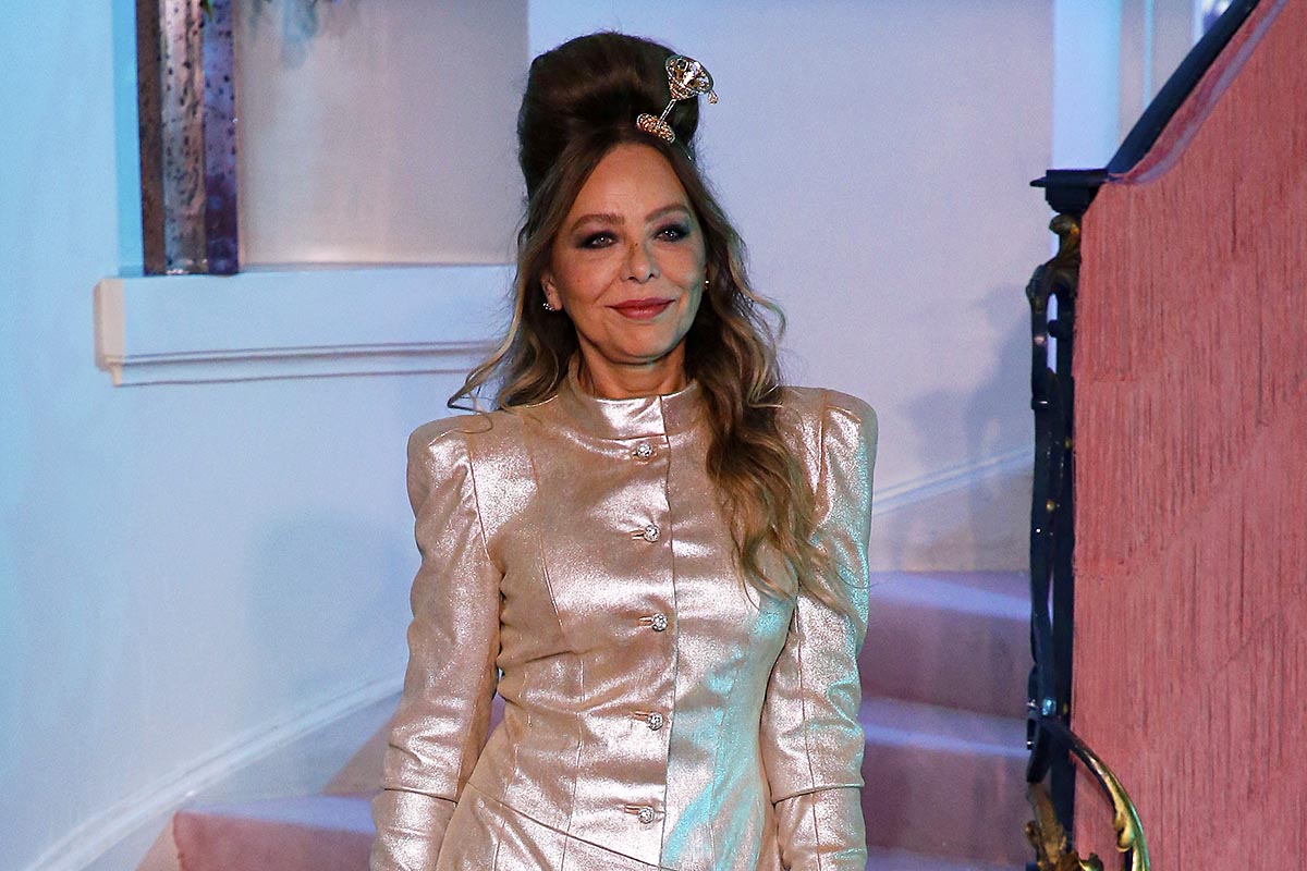 A 65 éves Ornella Muti Párizsban mutatta meg formás alakját: ezeknek a  cicás estélyi ruháknak nincs párja! - Retikül.hu