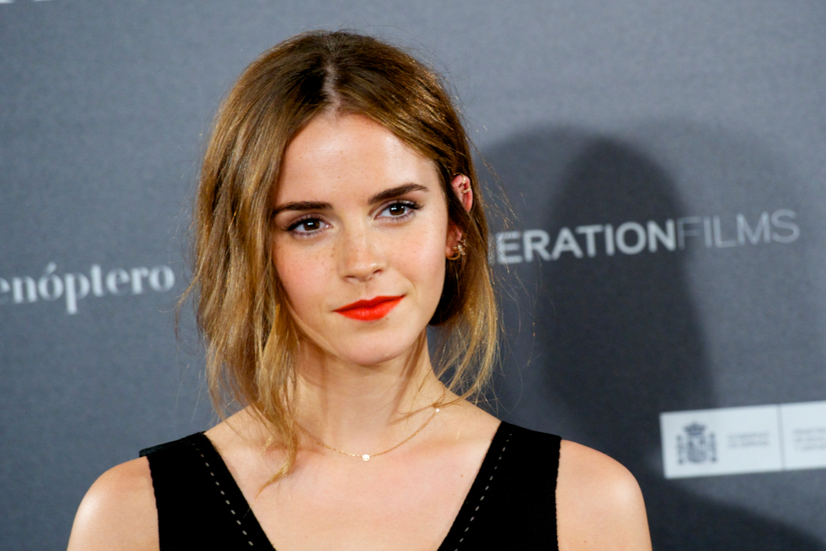 Emma Watson Bemutatja Milyen Sokoldalu A Vekony Szalu Haj Mindig Noies Ahogy O Viseli Retikul Hu