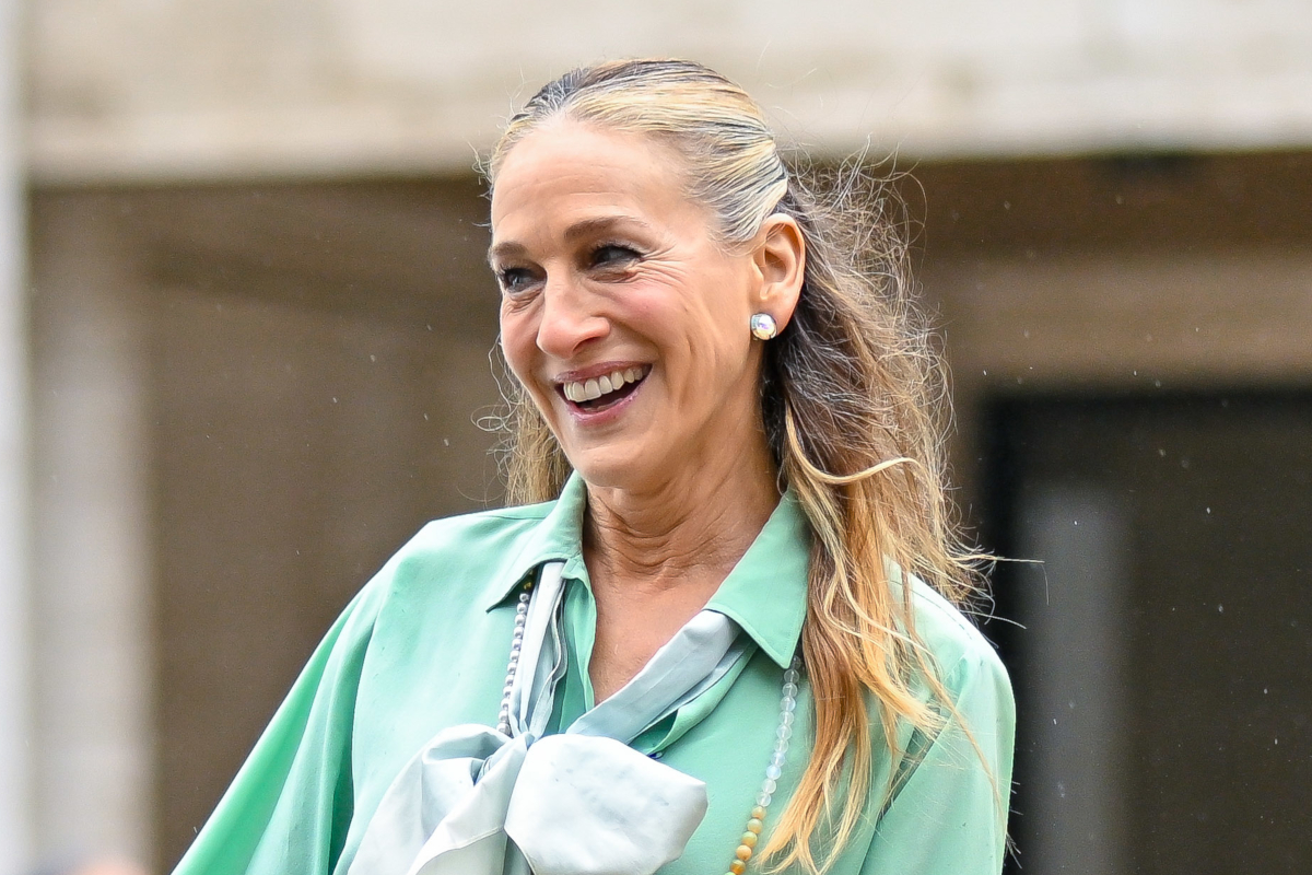 A Hét Szettje: Az 59 éves Sarah Jessica Parker Szuper Nőies Szettben 